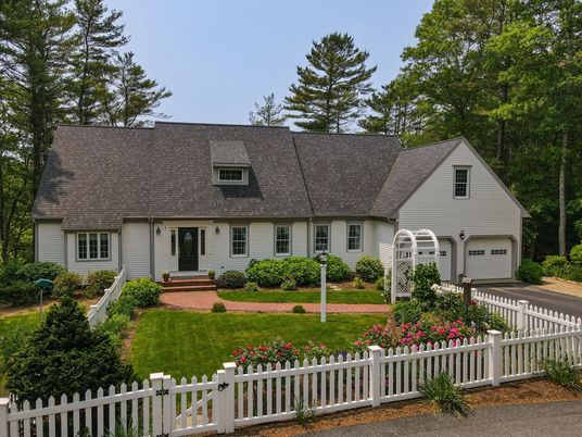 Attached, Exterior, Facade, Cape Cod