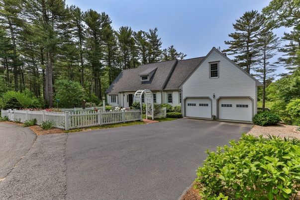 Attached, Exterior, Facade, Cape Cod