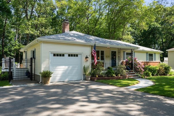 Attached, Exterior, Facade, Ranch