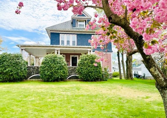 Exterior, Facade, American Foursquare