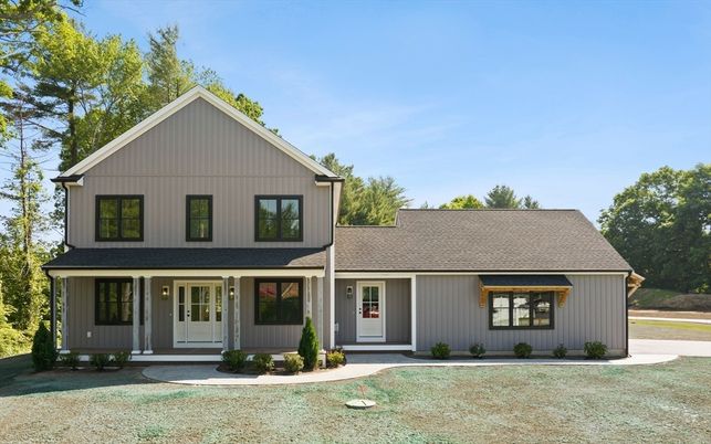 Exterior, Facade, Farmhouse