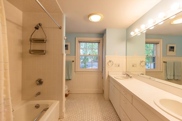 Bathroom, Dual Sink Vanities, Interior, Recessed Lighting