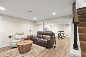 Fitness Equipment, Interior, Living room, Recessed Lighting, Wood Texture Flooring