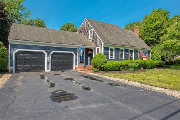 Attached, Exterior, Facade, Cape Cod