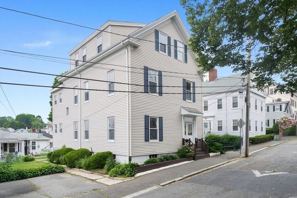 Exterior, Facade, Rowhouse