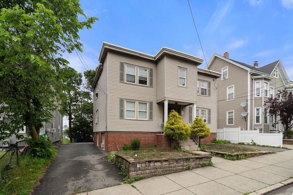 Exterior, Facade, Queen Anne Victorian