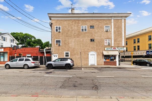 Exterior, Facade, Rowhouse