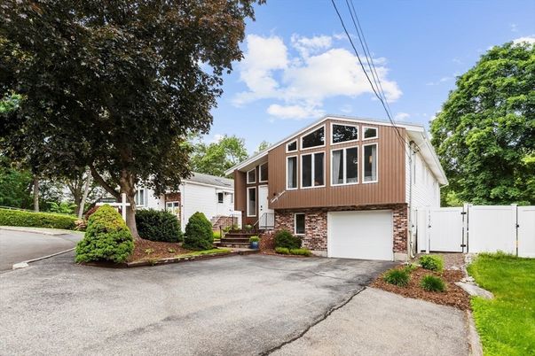 Attached, Exterior, Facade, Brick Facade, Raised Ranch