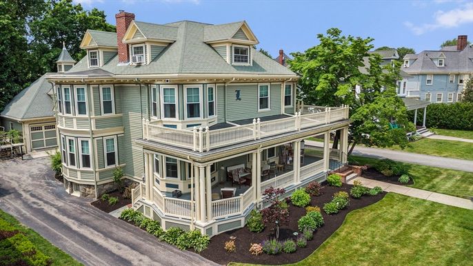 Exterior, Facade, Queen Anne Victorian