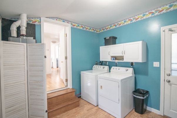 Interior, Washer, Wood Texture Flooring