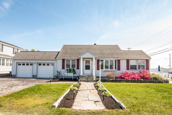 Attached, Exterior, Facade, Cape Cod