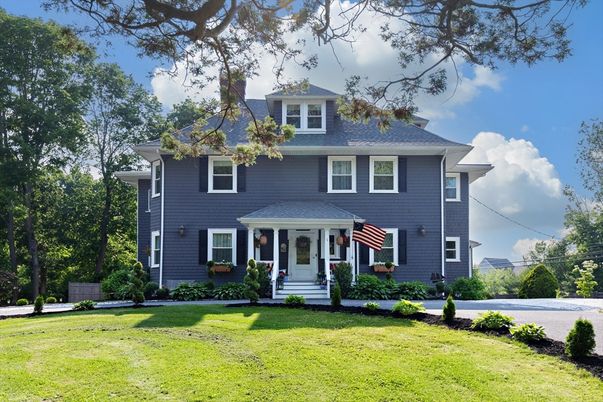 Exterior, Facade, American Foursquare