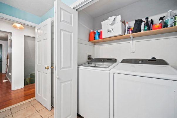 Interior, Utility Closets, Washer, Wood Texture Flooring