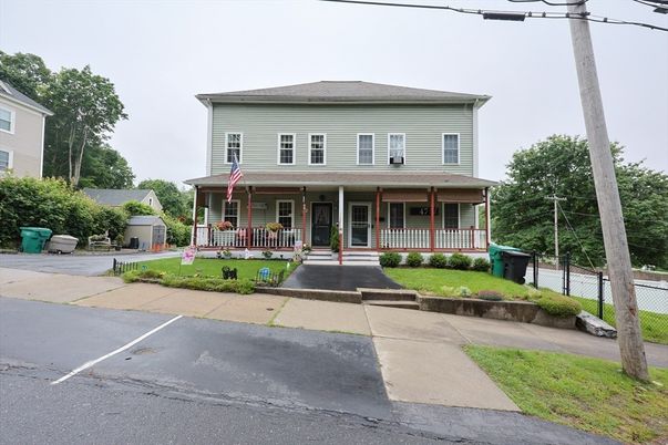 Exterior, Facade, American Foursquare