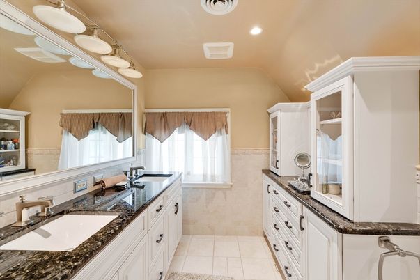 Bathroom, Dual Sink Vanities, Interior, Recessed Lighting