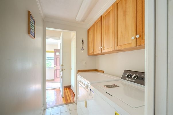 Interior, Washer, Wood Texture Flooring