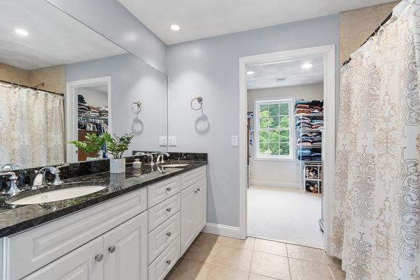 Bathroom, Dual Sink Vanities, Interior, Recessed Lighting