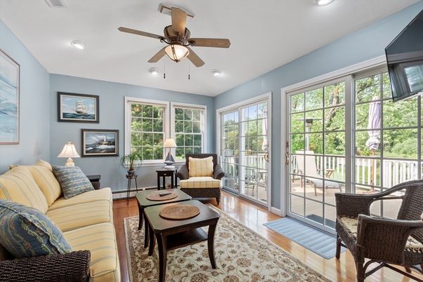 Interior, Living room, Recessed Lighting, Sun Room, Wood Texture Flooring