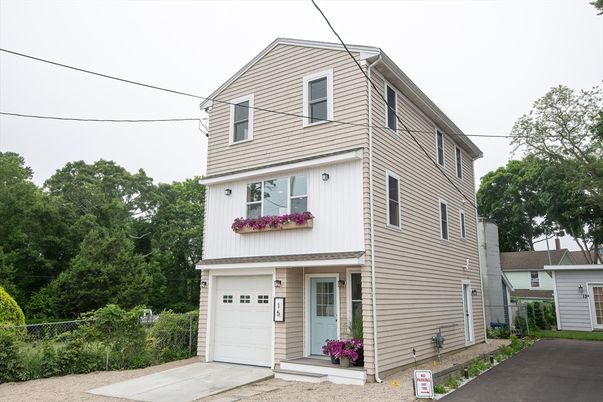 Attached, Exterior, Facade, Farmhouse