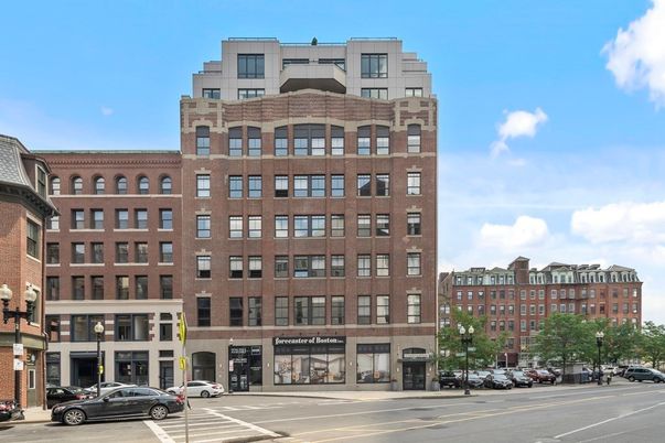 Exterior, Facade, Brick Facade, Chicago School