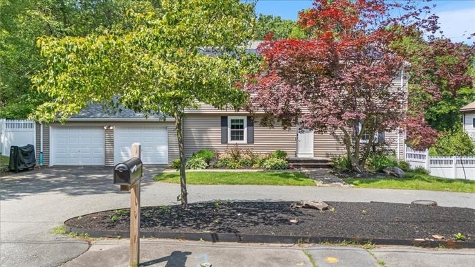 Attached, Exterior, Facade, Ranch