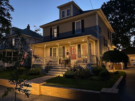 Exterior, Facade, American Foursquare
