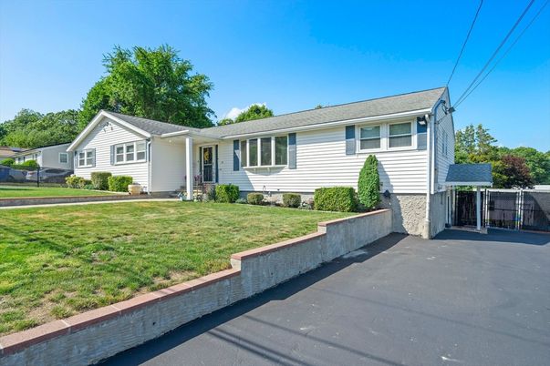 Exterior, Facade, Cape Cod