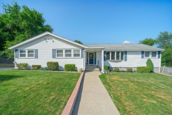 Exterior, Facade, Ranch