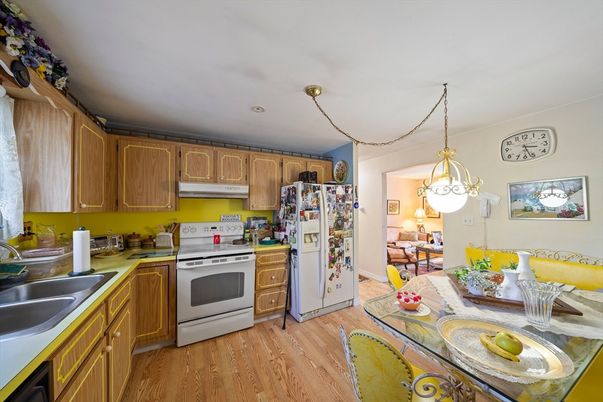 Dining room, Interior, Kitchen, Pendant Lights, Recessed Lighting, Wood Texture Flooring