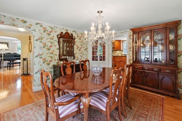 Chandelier, Dining room, Interior, Piano, Wood Texture Flooring
