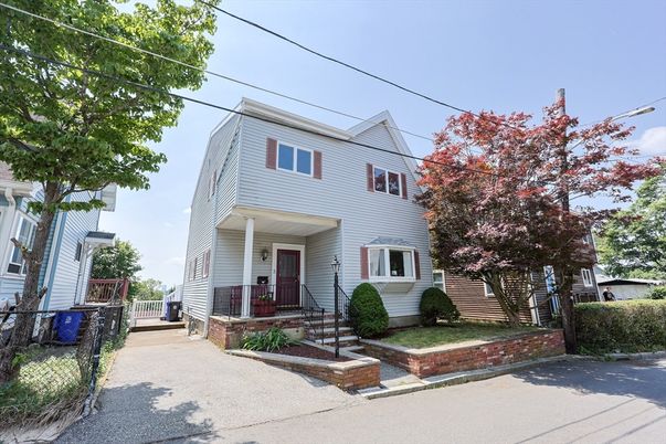 Exterior, Facade, American Foursquare
