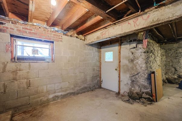Empty room, Interior, Stone Walls, Wooden Beams, Wooden Ceilings