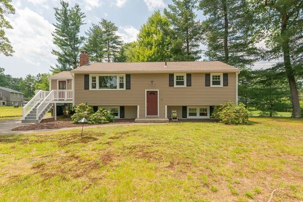 Backyard, Exterior, Facade, Raised Ranch