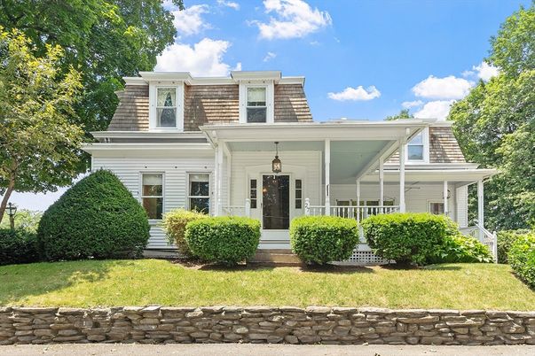 Exterior, Facade, American Foursquare