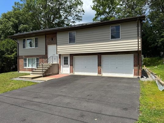 Attached, Exterior, Facade, Brick Facade, Raised Ranch