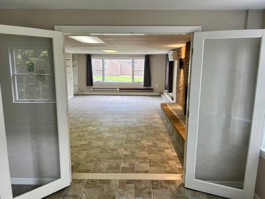 Empty room, Interior
