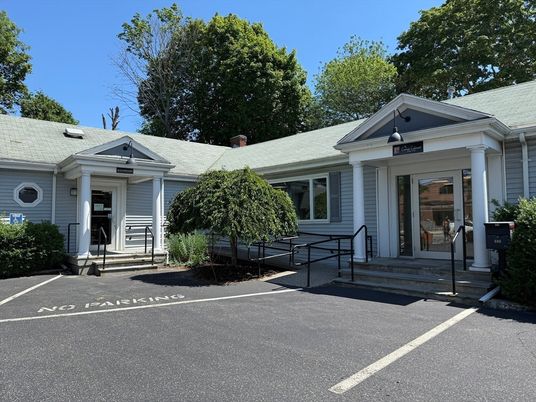 Exterior, Facade, Ranch