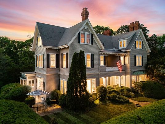 Exterior, Facade, Queen Anne Victorian