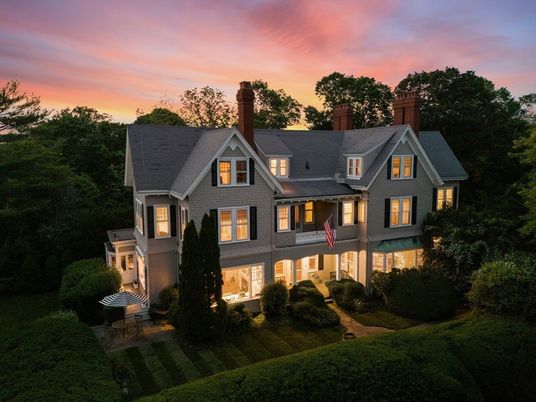 Exterior, Facade, Pool, Queen Anne Victorian