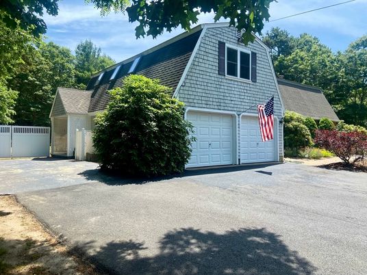 Attached, Exterior, Facade, Cape Cod