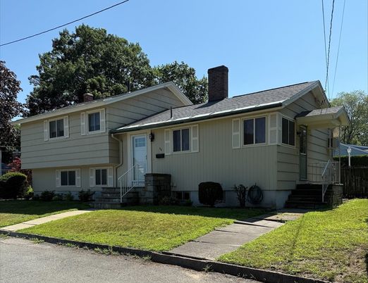 Exterior, Facade, Split Level