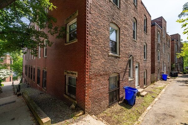 Exterior, Facade, Brick Facade, Rowhouse