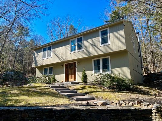 Exterior, Facade, Raised Ranch