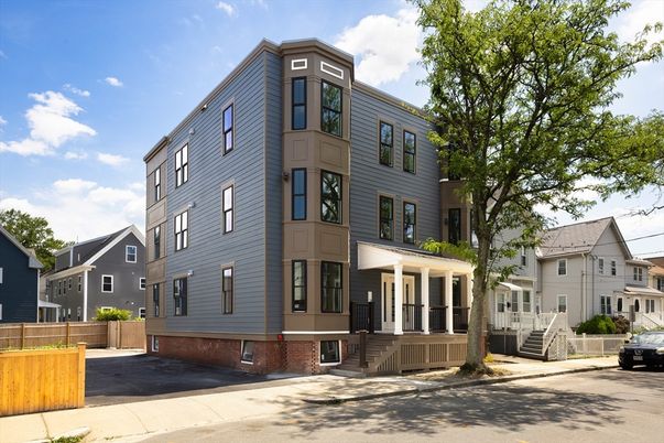 Exterior, Facade, Rowhouse