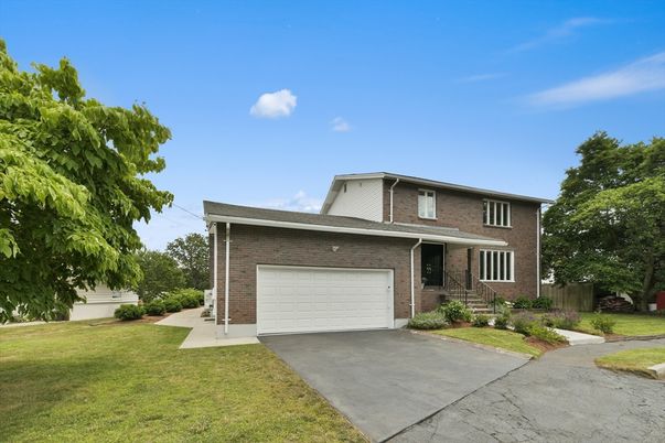 Attached, Exterior, Facade, Brick Facade, Split Level