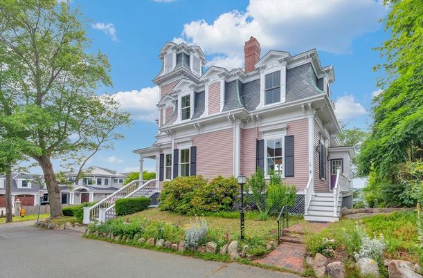 Exterior, Facade, Queen Anne Victorian