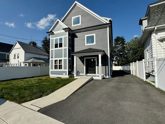Exterior, Facade, Queen Anne Victorian