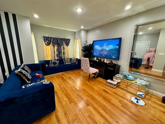 Interior, Living room, Recessed Lighting, Wood Texture Flooring