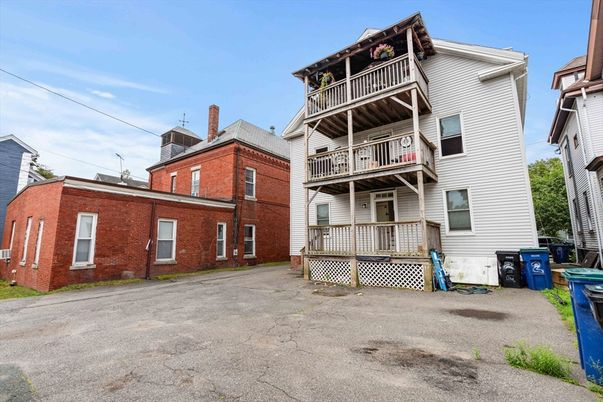 Exterior, Facade, Brick Facade, Rowhouse