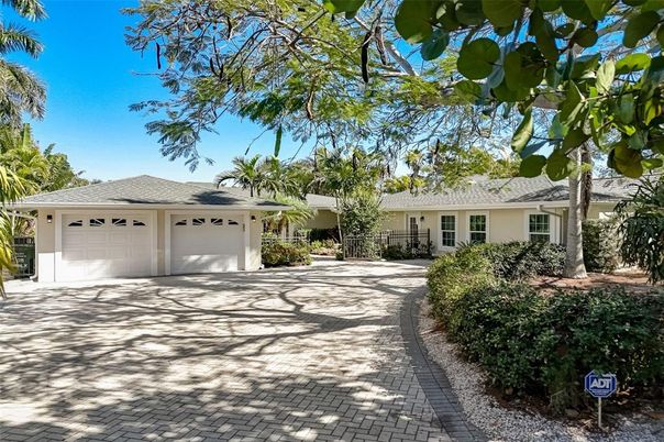Attached, Exterior, Facade, Ranch